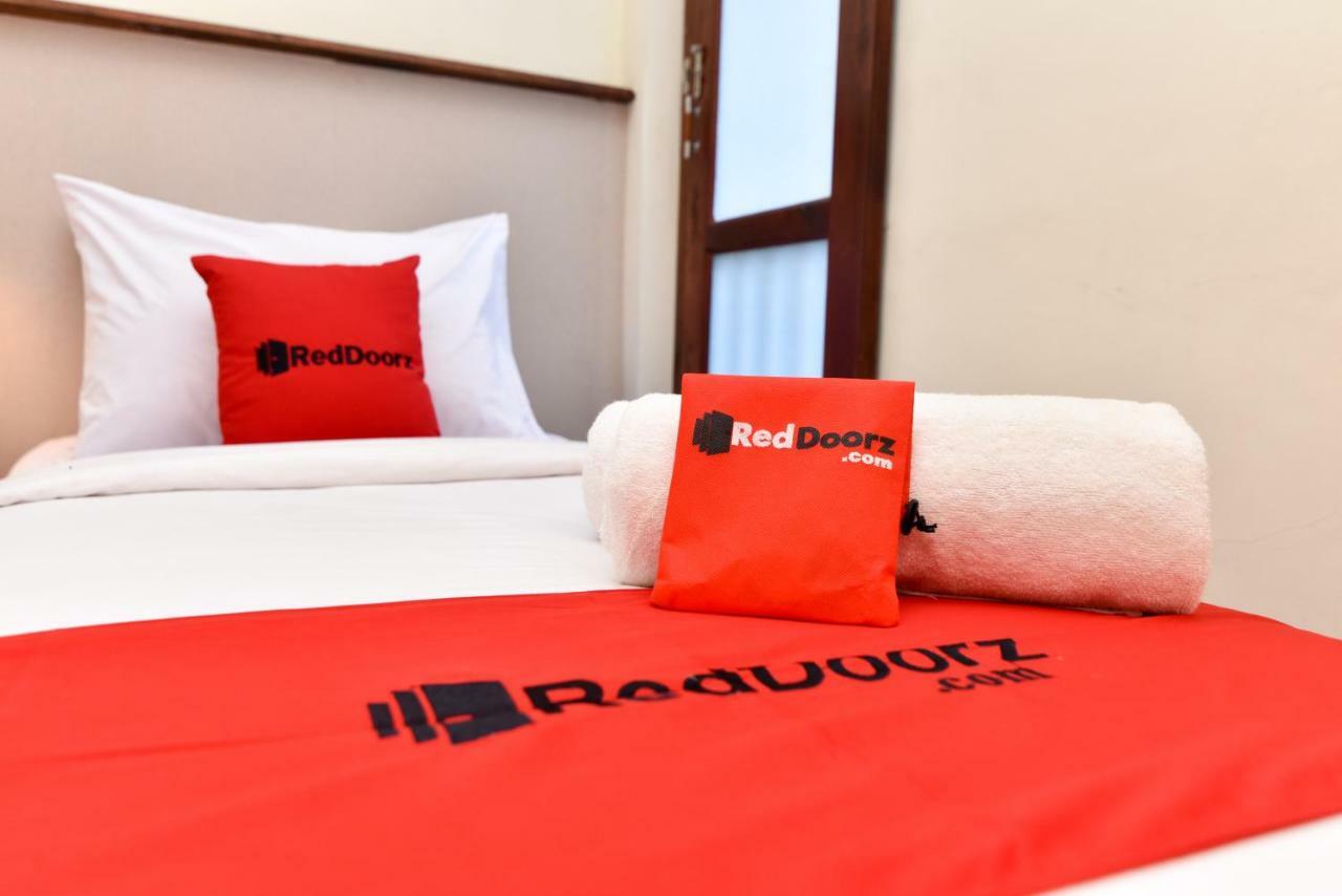 Готель Reddoorz Near Legian Street Кута Екстер'єр фото